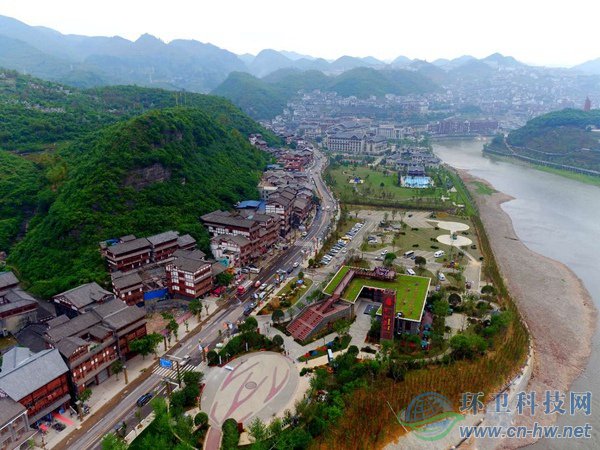 赤水河旅游公路旁的綜合服務(wù)體。（貴州省公路局提供）